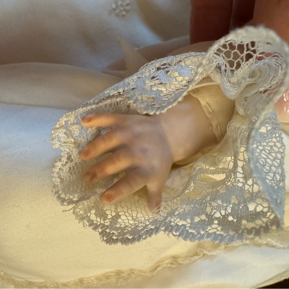 Marie Shay Beautiful Christening Porcelain Doll Full Gown 2 Pillows Vintage - Picture 11 of 16